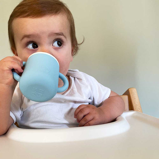 Je baby uit een drinkbeker leren drinken