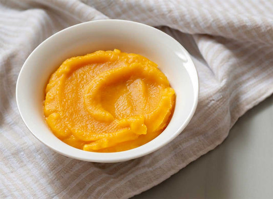 Puree van zoete aardappel en mango