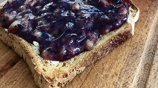 Blauwe bessen banaanmoes op brood - gezond broodbeleg baby's en kinderen