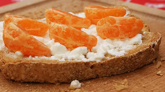 Bruinbrood met hüttenkäse en mandarijn - Gezond broodbeleg