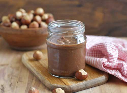 Zelfgemaakte chocolade hazelnootpasta zonder suiker