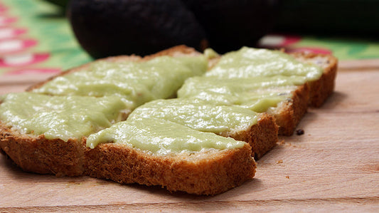 Komkommer-avocadomoes op de boterham