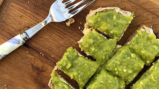 Mango avocadomoes op brood