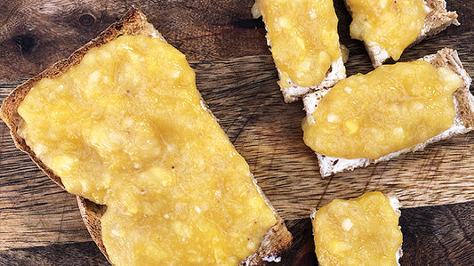 Mango-banaanmoes op de boterham