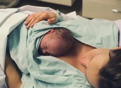 Jeroen Bosch Ziekenhuis legt baby op de buik bij overplaatsing