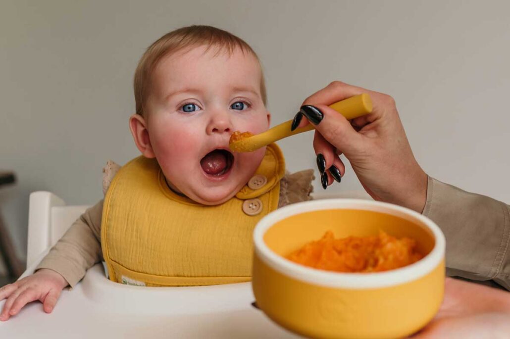 Hoe leer ik mijn baby eten met een lepel?