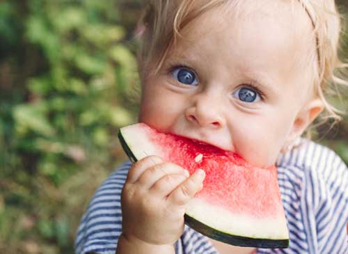 Van eerste hapjes naar zelfstandig eten: waarom baby's met hun handjes eten