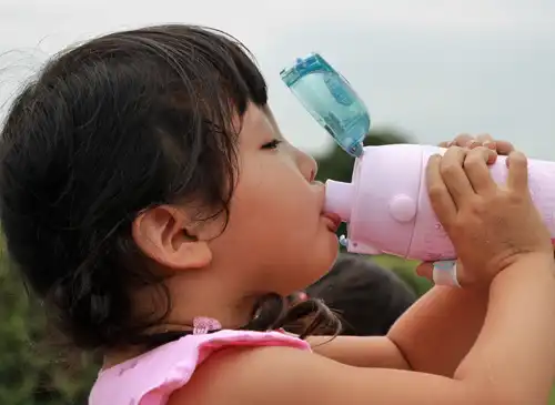 Plastic drinkflessen voor kinderen lekken schadelijke stoffen