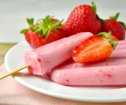 Aardbei-yoghurt ijsjes - suikervrije ijsjes voor kinderen