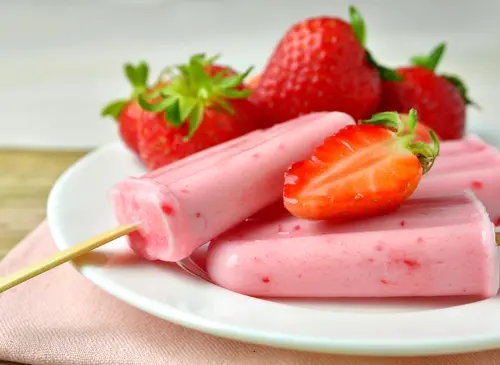 Aardbei-yoghurt ijsjes - suikervrije ijsjes voor kinderen