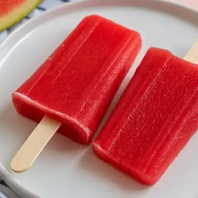 Aardbei-watermeloen ijsjes