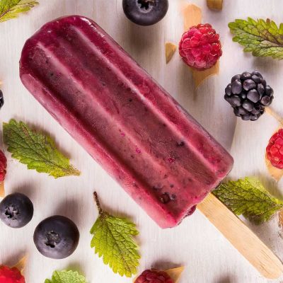 Rood fruit en bieten ijsjes