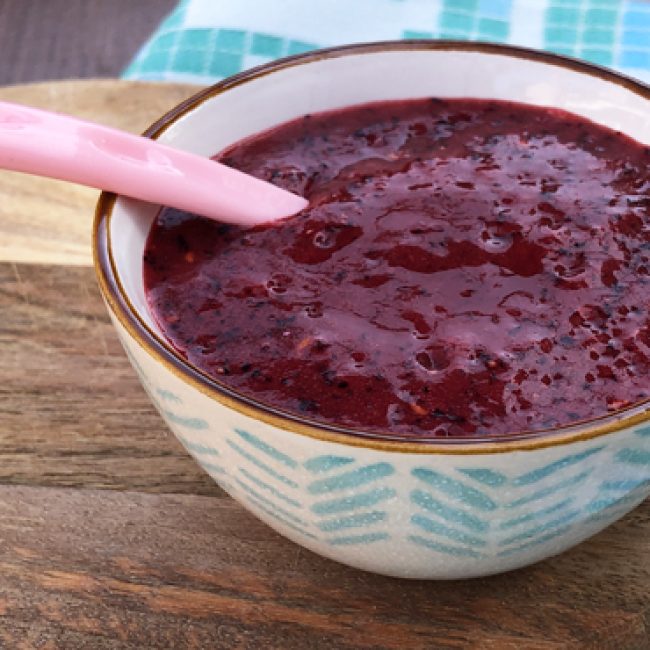 Blauwe bessen, aardbeien en frambozenmoes