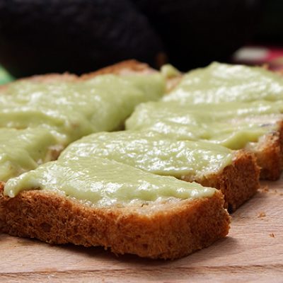 Komkommer-avocadomoes op de boterham